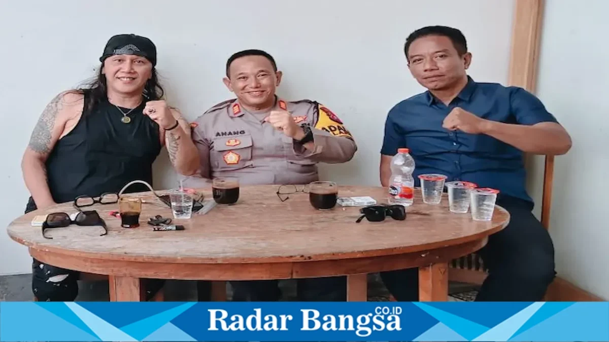 Kapolsek Laren AKP Anang Purwo Widodo, S.H bersama vokalis legendaris Bumerang Roy saat menyampaikan pesan kamtibmas kepada remaja. (Foto Dok Ho/RadarBangsa.co.id)