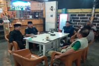 Kapolsek Tikung IPTU Fahrur Rozi berdialog dengan tokoh masyarakat saat patroli dan silaturahmi di Warkop Rest Area Desa Tambakrigadung, Kecamatan Tikung, Lamongan, Sabtu (1/8/2026). Foto Dok Ho/RadarBangsa.co.id