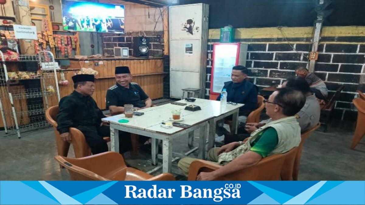Kapolsek Tikung IPTU Fahrur Rozi berdialog dengan tokoh masyarakat saat patroli dan silaturahmi di Warkop Rest Area Desa Tambakrigadung, Kecamatan Tikung, Lamongan, Sabtu (1/8/2026). Foto Dok Ho/RadarBangsa.co.id