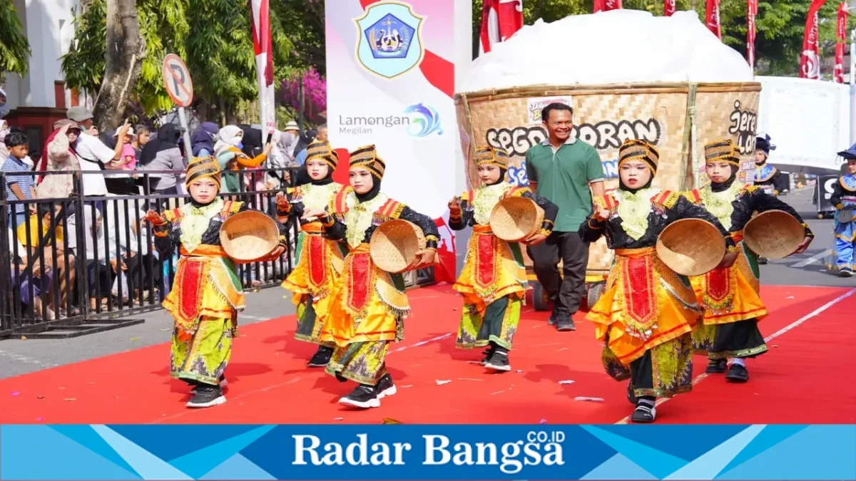 Karnaval pelajar dalam rangka HUT ke-81 Kemerdekaan RI di Lamongan, Sabtu (22/8). (Foto Dok Ho/RadarBangsa.co.id)