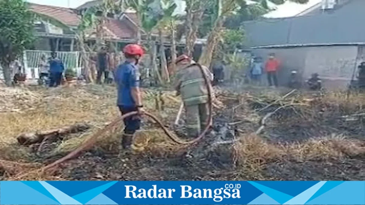 Polisi bersama petugas Damkar memadamkan kebakaran lahan kosong di Jalan Paviliun Lamongan, Rabu (19/8/2026). (Foto Dok Ho/RadarBangsa.co.id)