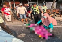 Petugas melakukan penanganan kecelakaan maut di Desa Sukolilo, Sukodadi, Lamongan, Kamis (20/8/2026). (Foto Dok Ho/RadarBangsa.co.id)
