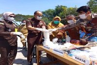 Kajari Asahan bersama unsur Forkopimda dan instansi terkait memusnahkan barang bukti dari 120 perkara yang telah berkekuatan hukum tetap di Asahan, Selasa (4/8/2026). (Foto Dok Ho/RadarBangsa.co.id).