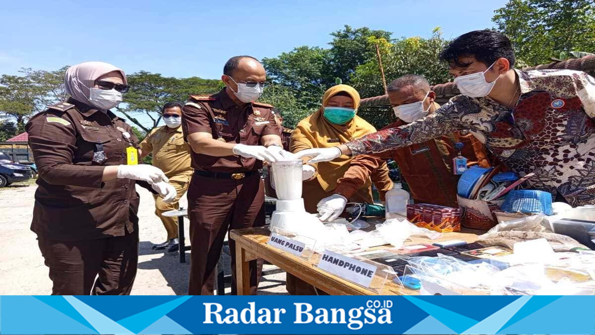 Kajari Asahan bersama unsur Forkopimda dan instansi terkait memusnahkan barang bukti dari 120 perkara yang telah berkekuatan hukum tetap di Asahan, Selasa (4/8/2026). (Foto Dok Ho/RadarBangsa.co.id).