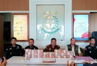 Kepala Kejari Kabupaten Pasuruan Rustandi Gustawirya memaparkan perkembangan eksekusi perkara korupsi dana PKBM dalam konferensi pers di Pasuruan, Selasa (4/8/2026). (Foto Dok Ho/RadarBangsa.co.id)