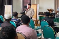 Kepala Kantor Kemenhaj Kabupaten Probolinggo Moh. Barzan memantau layanan biometrik pelimpahan porsi haji kepada ahli waris di Kantor Kemenhaj Kabupaten Probolinggo, Selasa (4/8/2026). (Foto Dok Ho/RadarBangsa.co.id).
