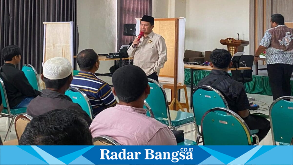 Kepala Kantor Kemenhaj Kabupaten Probolinggo Moh. Barzan memantau layanan biometrik pelimpahan porsi haji kepada ahli waris di Kantor Kemenhaj Kabupaten Probolinggo, Selasa (4/8/2026). (Foto Dok Ho/RadarBangsa.co.id).