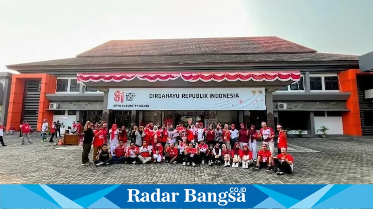 Ketua DPRD Ngawi Yuwono Kartiko mengikuti lomba Agustusan bersama anggota DPRD dan Sekwan di halaman Kantor DPRD Ngawi, Selasa (18/8/2026). (Foto Dok Ho/RadarBangsa.co.id)