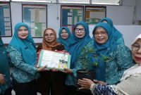 Ketua TP PKK Kabupaten Asahan Ny. Yusnila Indriati Taufik menyerahkan bantuan kepada Poklak UP2K PKK Kelurahan Sentang di Kecamatan Kota Kisaran Timur, Jumat, 7 Agustus 2026. (Foto Dok Ho/RadarBangsa.co.id)