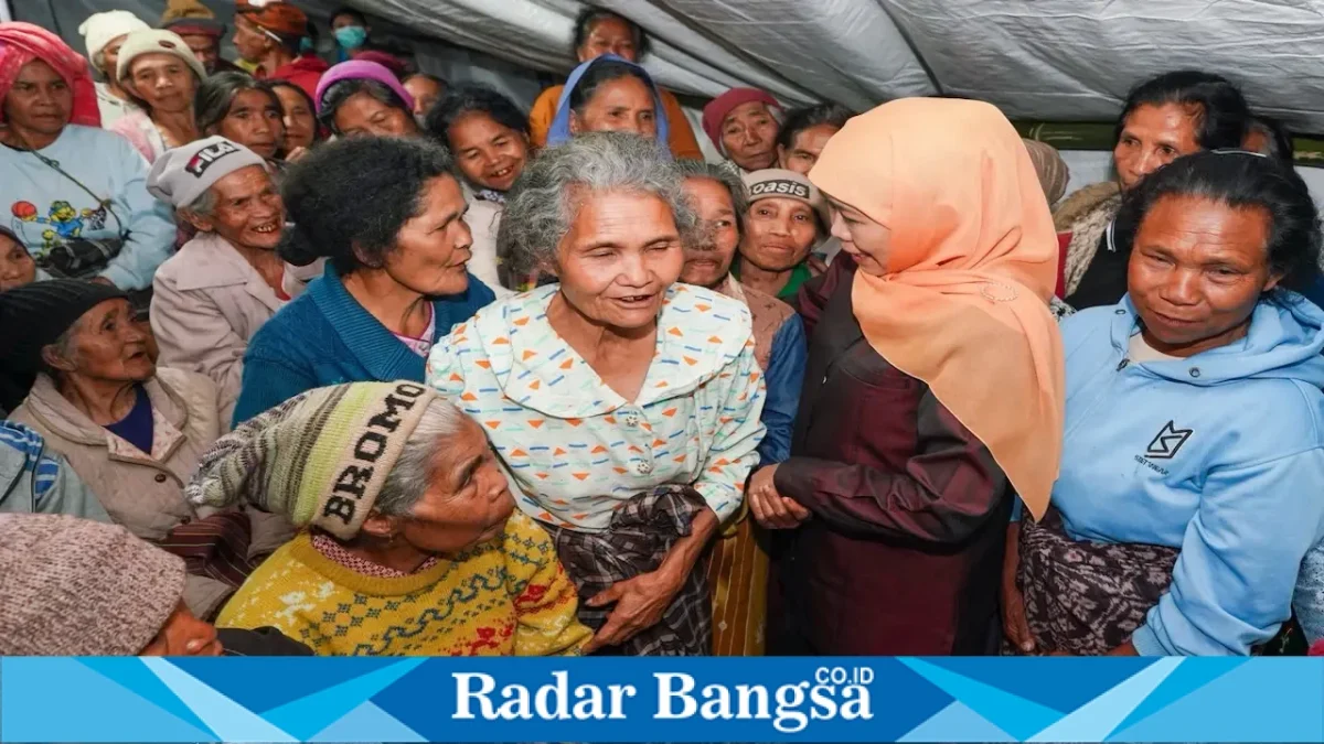 Khofifah Indar Parawansa saat menyerahkan bantuan kemanusiaan di SD Inpres Robo, Desa Ranaka, Kecamatan Wae Ri'i, Kabupaten Manggarai, Minggu (23/8). (Foto Dok Ho/RadarBangsa.co.id)