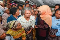 Khofifah Indar Parawansa saat menyerahkan bantuan kemanusiaan di SD Inpres Robo, Desa Ranaka, Kecamatan Wae Ri'i, Kabupaten Manggarai, Minggu (23/8). (Foto Dok Ho/RadarBangsa.co.id)