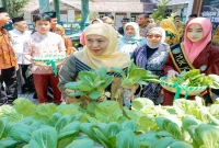 Gubernur Jawa Timur Khofifah Indar Parawansa bersama Menteri PPPA Arifah Fauzi saat meninjau hasil budidaya Program SIKAP di SMA Negeri 2 Jombang, Jumat (28/8/2026). (Foto: Dok. Pemprov Jatim)
