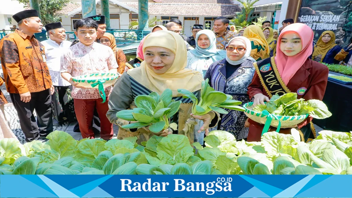 Gubernur Jawa Timur Khofifah Indar Parawansa bersama Menteri PPPA Arifah Fauzi saat meninjau hasil budidaya Program SIKAP di SMA Negeri 2 Jombang, Jumat (28/8/2026). (Foto: Dok. Pemprov Jatim)