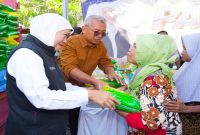 Gubernur Jawa Timur Khofifah Indar Parawansa saat meninjau pelaksanaan Pasar Murah Pengendalian Inflasi dan Ketahanan Pangan Jawa Timur 2026 di depan Kantor Kelurahan Mayangan, Kota Pasuruan, Rabu (5/8). (Foto Dok Ho/RadarBangsa.co.id)