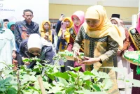 Gubernur Jawa Timur Khofifah Indar Parawansa bersama Menteri PPPA Arifah Fauzi saat meninjau dan melakukan kegiatan Program SIKAP di SMA Negeri 2 Jombang, Jumat (28/8). (Foto: Istimewa)