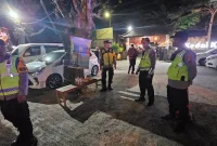 Personel Polsek Tikung saat mengamankan Konser Kemerdekaan di Kedai Kopi Wepepe, Lamongan, Rabu, 19 Agustus 2026. (Foto Dok Ho/RadarBangsa.co.id)