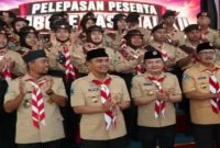 Bupati Bangkalan Lukman Hakim melepas Kontingen Kwarcab Bangkalan menuju Jambore Nasional XII di Pendopo Agung Bangkalan, Senin (3/8/2026). (Foto Dok Ho/RadarBangsa.co.id)