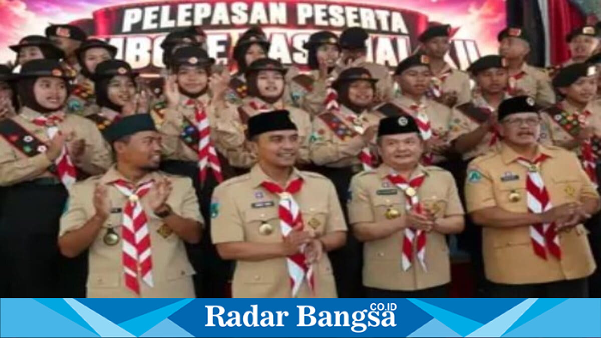 Bupati Bangkalan Lukman Hakim melepas Kontingen Kwarcab Bangkalan menuju Jambore Nasional XII di Pendopo Agung Bangkalan, Senin (3/8/2026). (Foto Dok Ho/RadarBangsa.co.id)