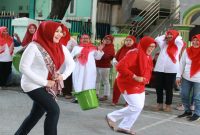 Ning Lia dan Warga mengikuti lomba tradisional dalam peringatan HUT ke-81 RI di RT 03/RW 07 Kelurahan Jemursari, Surabaya, Minggu 9 Agustus 2026. (Foto Dok Ho/RadarBangsa.co.id)