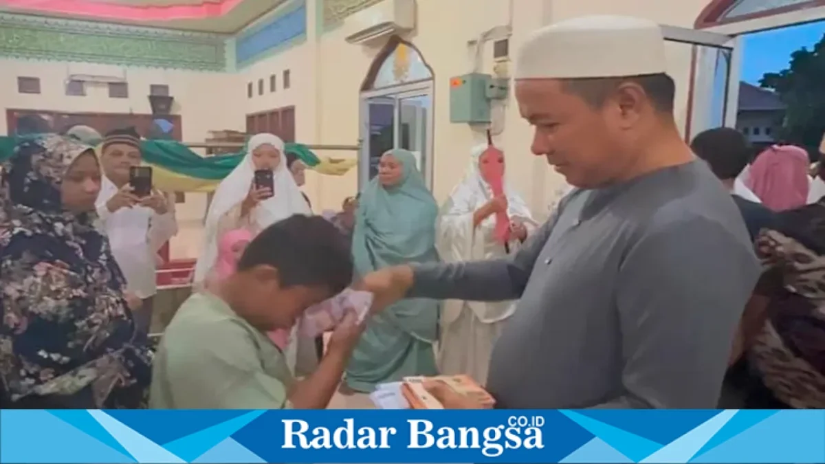 Ketua MDI Pelalawan Edi Iskandar bersama Wakil Bupati Pelalawan Husni Tamrin dan jamaah usai salat Subuh berjamaah di Masjid Al Jihad, Pangkalan Kerinci, Rabu (19/8/2026). (Foto Dok Ho/RadarBangsa.co.id)