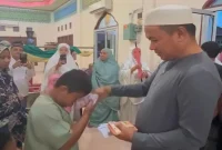 Ketua MDI Pelalawan Edi Iskandar bersama Wakil Bupati Pelalawan Husni Tamrin dan jamaah usai salat Subuh berjamaah di Masjid Al Jihad, Pangkalan Kerinci, Rabu (19/8/2026). (Foto Dok Ho/RadarBangsa.co.id)