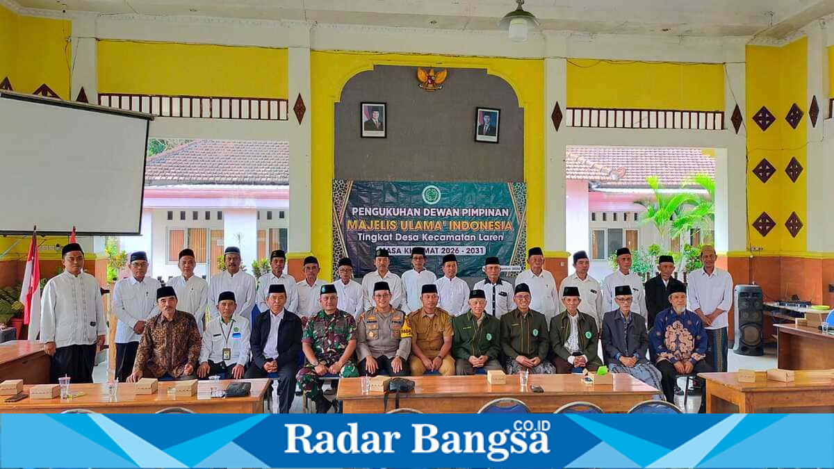 Kapolsek Laren bersama Forkopimcam dan pengurus MUI menghadiri pengukuhan Dewan Pimpinan MUI tingkat desa se-Kecamatan Laren masa khidmat 2026–2031 di Pendopo Kecamatan Laren, Selasa (4/8/2026). (Foto Dok Ho/RadarBangsa.co.id)