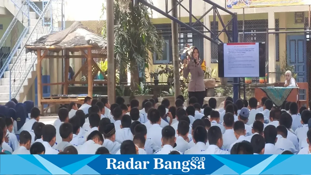 Sosialisasi UU ITE kepada siswa SMP Negeri 2 Sutojayan, Blitar, Rabu (19/8/2026). (Foto Dok Ho/RadarBangsa.co.id)