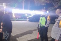 Anggota Polsek Tikung melaksanakan patroli dialogis Harkamtibmas dengan menyambangi Alfamart dan Klinik Medika Prima Tikung untuk mengantisipasi gangguan kamtibmas, Senin (10/8/2026). (Foto Dok Ho/RadarBangsa.co.id)