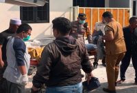 Petugas Polres Lamongan melakukan olah TKP dan evakuasi jenazah pria yang ditemukan meninggal dunia di teras rumah kos di Desa Tambakrigadung, Kecamatan Tikung, Kabupaten Lamongan, Selasa (4/8/2026). (Foto Dok Ho/RadarBangsa.co.id)