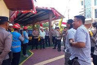 Petugas PLN ULP Semarang Tengah bersama Polsek Semarang Tengah menggelar edukasi keselamatan kelistrikan kepada masyarakat di Semarang. (Foto Dok Ho/RadarBangsa.co.id)