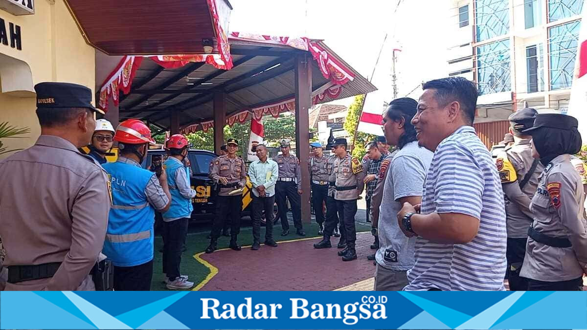 Petugas PLN ULP Semarang Tengah bersama Polsek Semarang Tengah menggelar edukasi keselamatan kelistrikan kepada masyarakat di Semarang. (Foto Dok Ho/RadarBangsa.co.id)