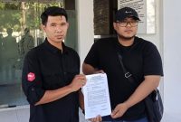 Warga Desa Brengkok melaporkan dugaan pungli PTSL ke Kejari Lamongan, Kamis (6/8/2026). (Foto Dok Ho/RadarBangsa.co.id)