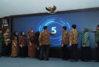 Bupati Lamongan Yuhronur Efendi meluncurkan Program Salam-Q Genting pada puncak peringatan Hari Keluarga Nasional ke-33 dan Hari Anak Nasional ke-42 Tahun 2026 di Pendopo Lokatantra. Kamis, 6 Agustus 2026 (Foto Dok Ho/RadarBangsa.co.id)