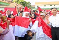 Gubernur Jawa Timur Khofifah Indar Parawansa membagikan ribuan Bendera Merah Putih dalam kegiatan pasar murah di Gresik, Sabtu (1/8/2026). (Foto Dok Ho/RadarBangsa.co.id)