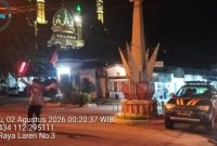 Personel Polsek Laren melaksanakan patroli Blue Light Harkamtibmas di kawasan S4 Pasar Laren untuk mengantisipasi gangguan keamanan, Minggu (2/8/2026). (Foto Dok Ho/RadarBangsa.co.id)