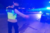 Anggota Polsek Tikung Polres Lamongan melaksanakan patroli Blue Light di Jalan Raya Mantup-Tikung dan sejumlah perbatasan untuk mengantisipasi gangguan kamtibmas, Senin (10/8/2026). (Foto Dok Ho/RadarBangsa.co.id)