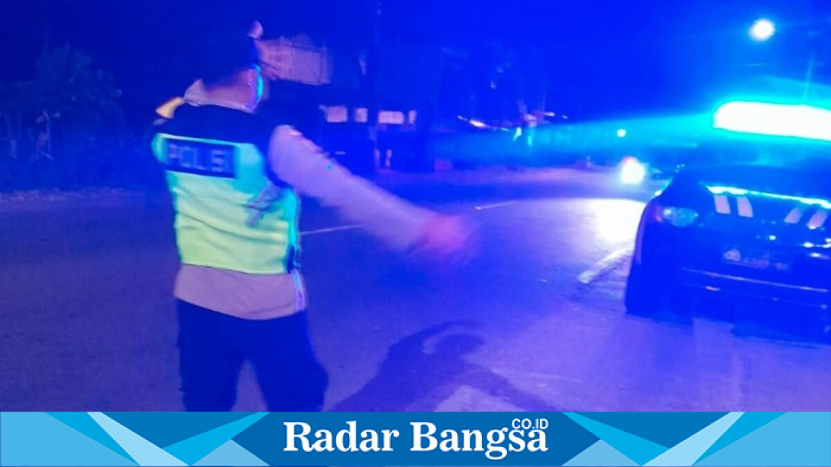 Anggota Polsek Tikung Polres Lamongan melaksanakan patroli Blue Light di Jalan Raya Mantup-Tikung dan sejumlah perbatasan untuk mengantisipasi gangguan kamtibmas, Senin (10/8/2026). (Foto Dok Ho/RadarBangsa.co.id)