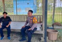 Petugas Polsek Laren melaksanakan patroli dialogis dan memberikan sosialisasi bahaya narkoba kepada warga Desa Pelangwot, Kecamatan Laren, Kabupaten Lamongan, Minggu (2/8/2026). (Foto Dok Ho/RadarBangsa.co.id)