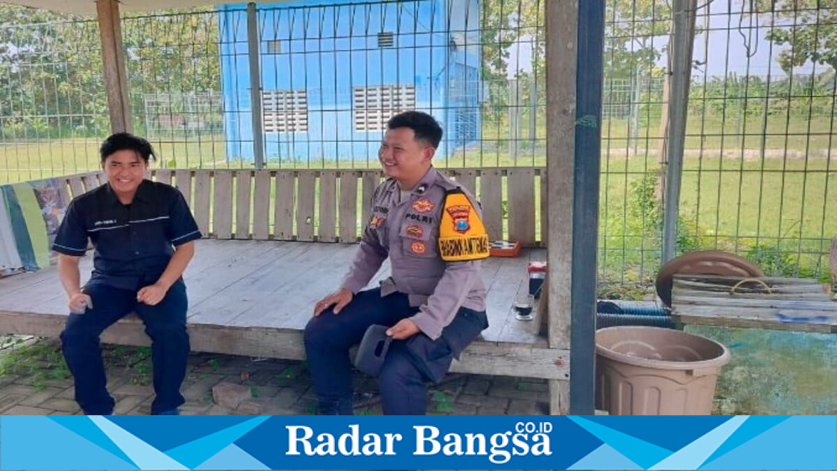 Petugas Polsek Laren melaksanakan patroli dialogis dan memberikan sosialisasi bahaya narkoba kepada warga Desa Pelangwot, Kecamatan Laren, Kabupaten Lamongan, Minggu (2/8/2026). (Foto Dok Ho/RadarBangsa.co.id)