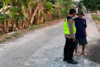 Aiptu Hamid bersama Bripda Tomi memberikan sosialisasi kamtibmas kepada warga Desa Jabung, Kecamatan Laren, Lamongan, Rabu (5/8/2026). (Foto Dok Ho/RadarBangsa.co.id)