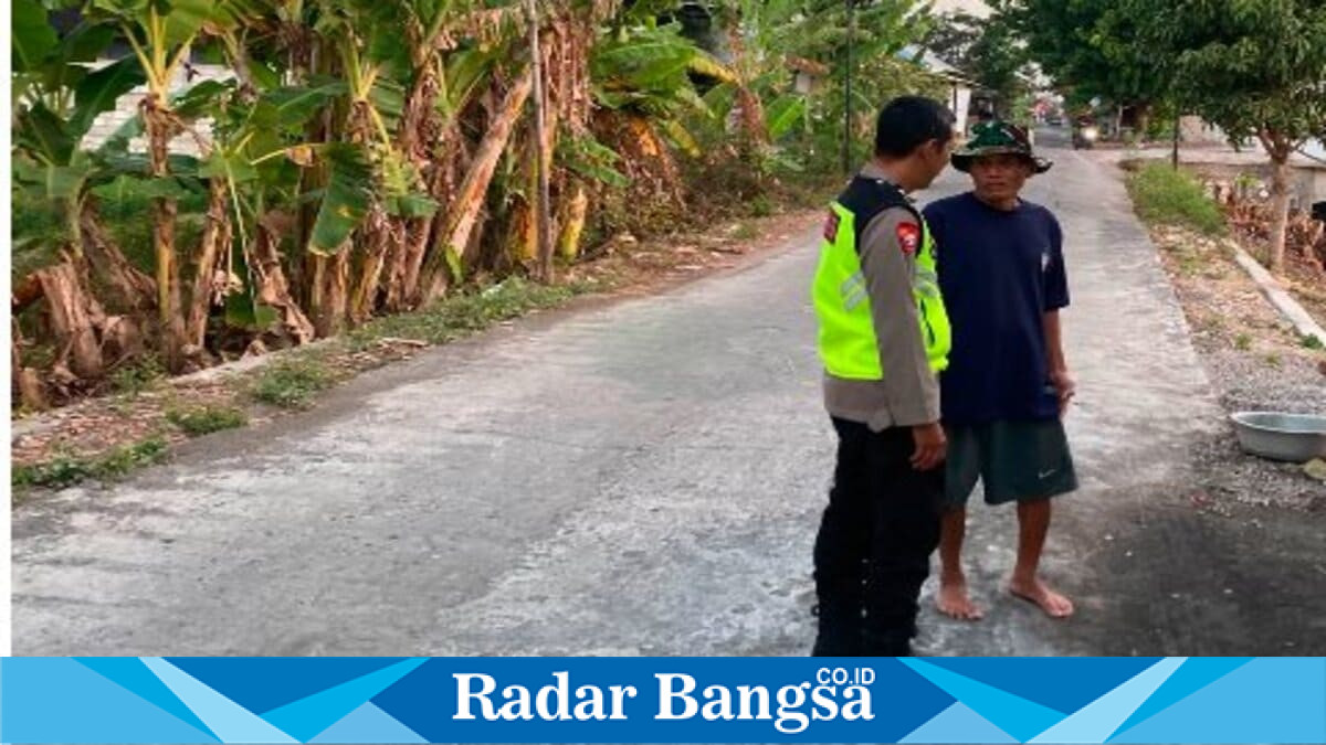 Aiptu Hamid bersama Bripda Tomi memberikan sosialisasi kamtibmas kepada warga Desa Jabung, Kecamatan Laren, Lamongan, Rabu (5/8/2026). (Foto Dok Ho/RadarBangsa.co.id)