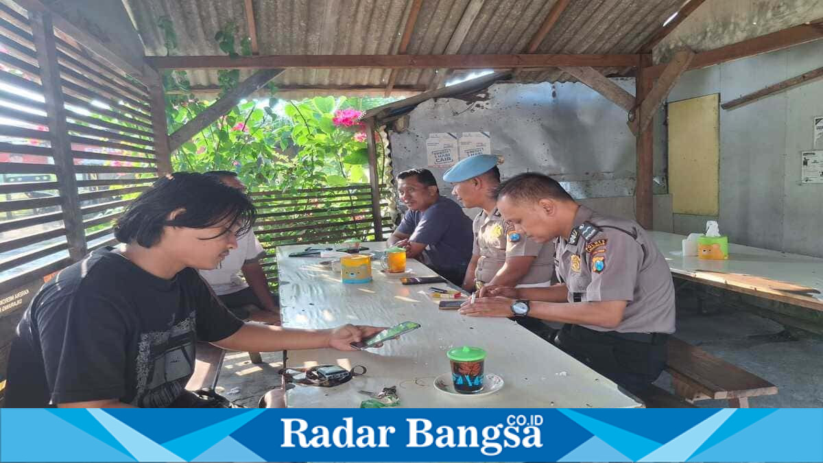 Personel Polsek Laren melaksanakan patroli dialogis bersama Sabuk Kamtibmas dan masyarakat di Desa Laren, Kecamatan Laren, Kabupaten Lamongan, Kamis (6/8/2026), (Foto Dok Ho/RadarBangsa.co.id)
