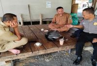 Personel Polsek Laren melaksanakan patroli dialogis dan sosialisasi Call Center 110 kepada perangkat Desa Gampangsejati, Kecamatan Laren, Senin (3/8/2026). (Foto Dok Ho/RadarBangsa.co.id).