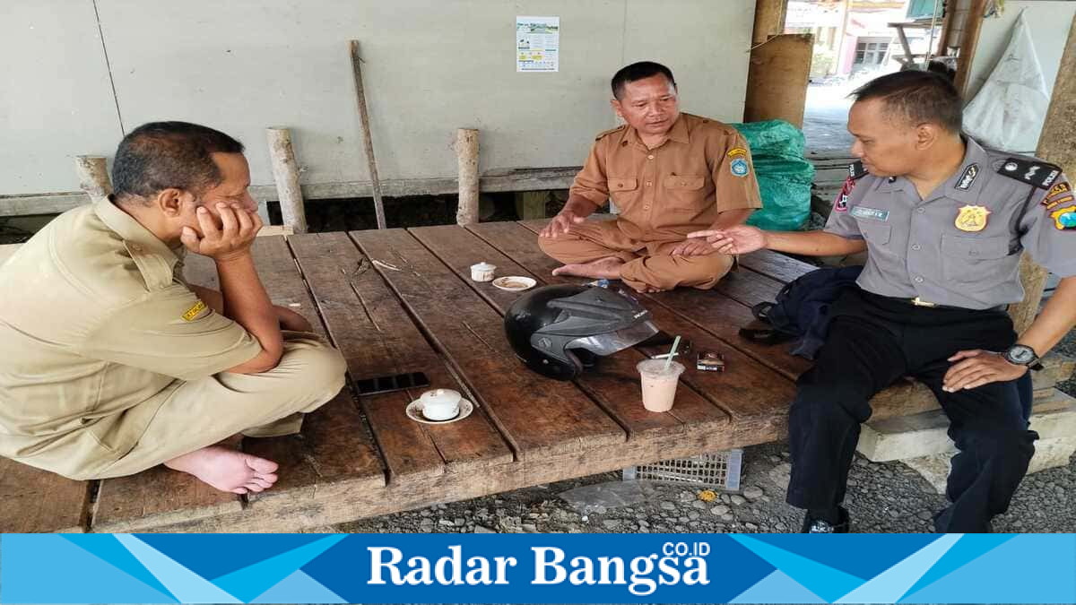 Personel Polsek Laren melaksanakan patroli dialogis dan sosialisasi Call Center 110 kepada perangkat Desa Gampangsejati, Kecamatan Laren, Senin (3/8/2026). (Foto Dok Ho/RadarBangsa.co.id).