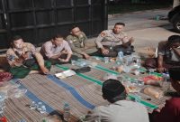 Personel Polsek Tikung melaksanakan patroli dialogis bersama warga di wilayah Kecamatan Tikung, Kabupaten Lamongan, Minggu (2/8/2026). (Foto Dok Ho/RadarBangsa.co.id)