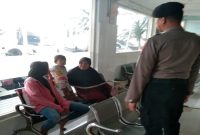 Personel Polsek Tikung melaksanakan patroli dialogis bersama warga di Desa Wonokromo, Jalan Raya Lamongan–Mantup, dan Masjid Namira, Kecamatan Tikung, Rabu (5/8/2026). (Foto Dok Ho/RadarBangsa.co.id).