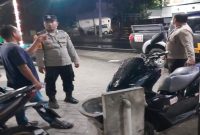 Anggota Polsek Tikung melaksanakan patroli dialogis Harkamtibmas di Alfamart dan Klinik Medika Prima Tikung, Kecamatan Tikung, Kabupaten Lamongan, Selasa (4/8/2026). (Foto Dok Ho/RadarBangsa.co.id).