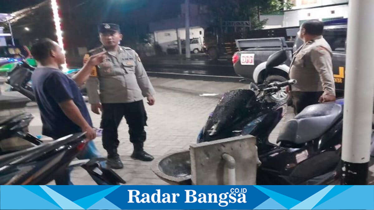 Anggota Polsek Tikung melaksanakan patroli dialogis Harkamtibmas di Alfamart dan Klinik Medika Prima Tikung, Kecamatan Tikung, Kabupaten Lamongan, Selasa (4/8/2026). (Foto Dok Ho/RadarBangsa.co.id).