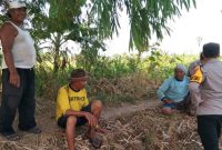 Anggota Polsek Tikung melaksanakan patroli dialogis dan menyampaikan imbauan Harkamtibmas kepada warga di wilayah Kecamatan Tikung, Sabtu 8 Agustus 2026. (Foto Dok Ho/RadarBangsa.co.id)