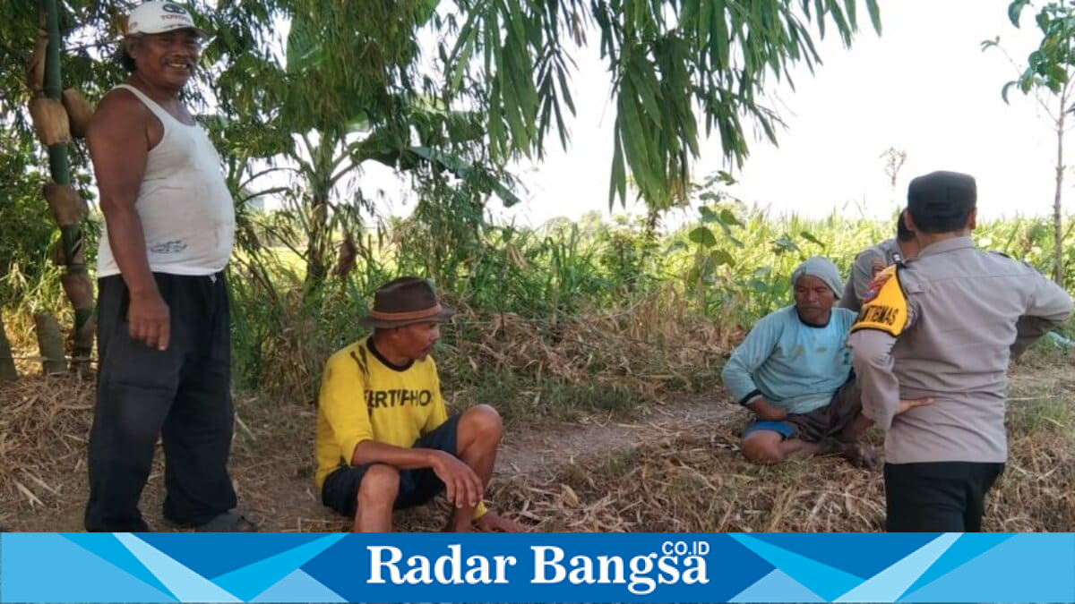 Anggota Polsek Tikung melaksanakan patroli dialogis dan menyampaikan imbauan Harkamtibmas kepada warga di wilayah Kecamatan Tikung, Sabtu 8 Agustus 2026. (Foto Dok Ho/RadarBangsa.co.id)
